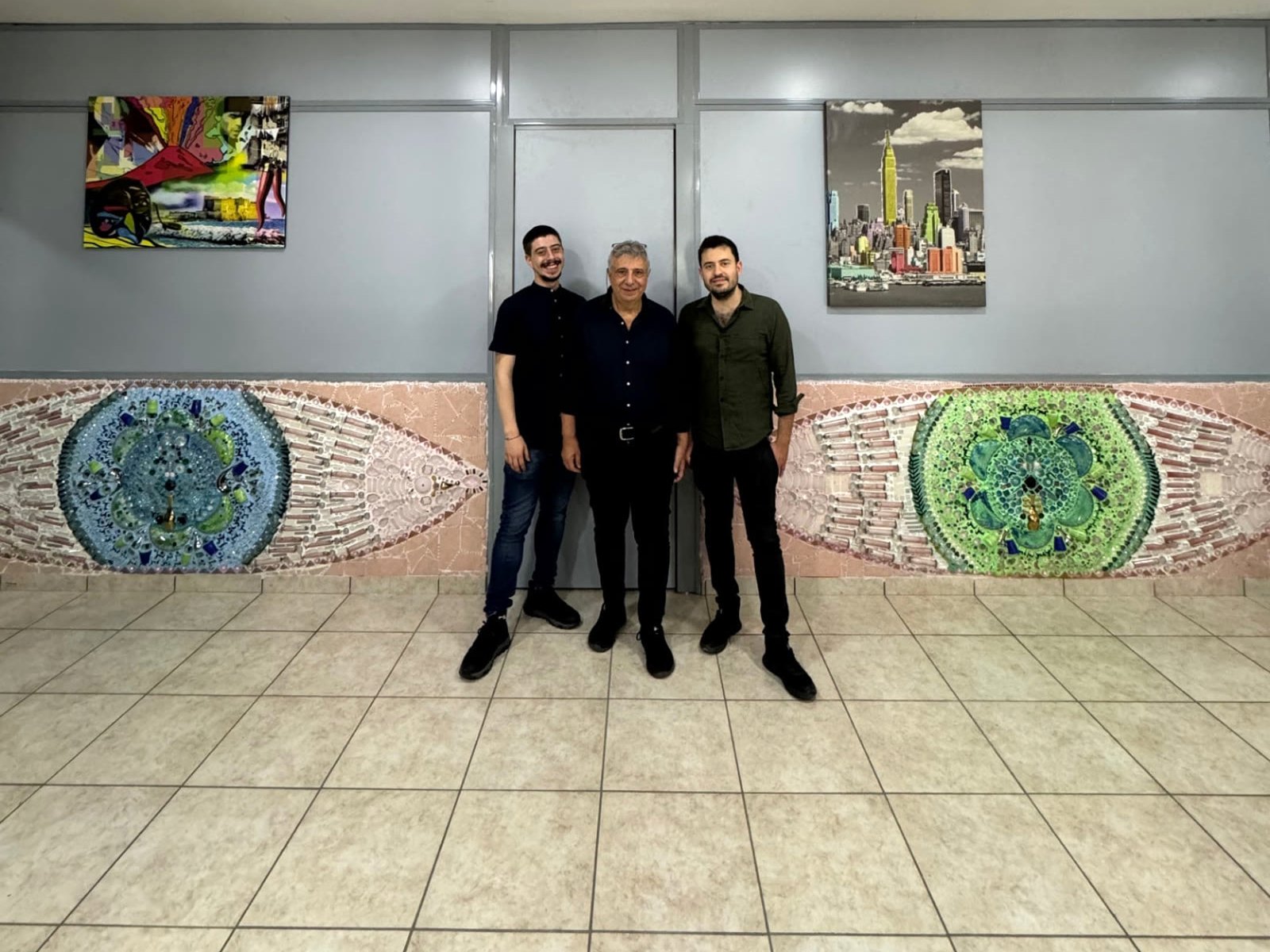 La famiglia Assunto nella sede Giada a Mugnano di Napoli, tra le opere in mosaico di Don Vicienz